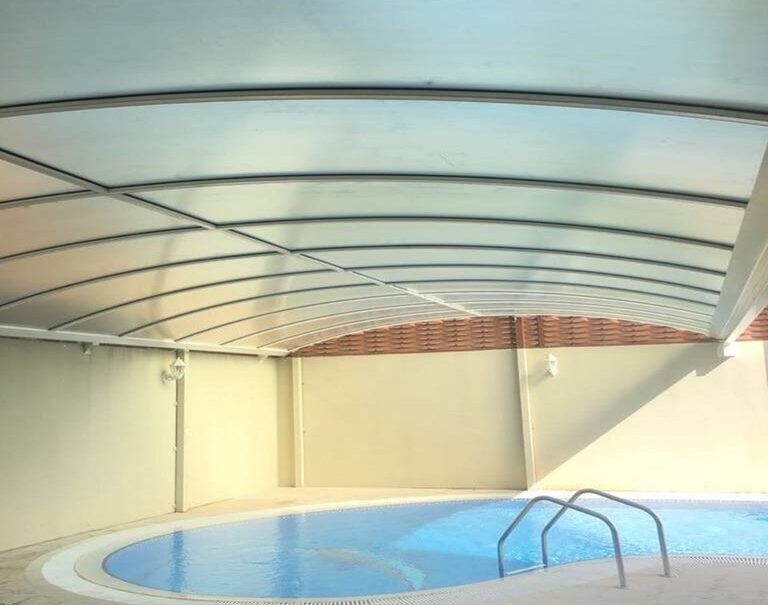 أجمل مواصفات لمظلات المسابح الشفافة .أجمل مظلات المسابح تضفي لمسةً من الجمال والفائدة